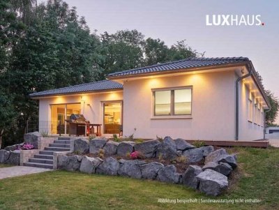 Moderner LUXHAUS-Bungalow mit Atrium - charmante Ortsrandlage an der Streuobstwiese