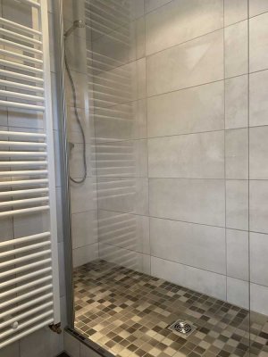 Helle renovierte 2-Zimmer-Wohnung in Mayen. Neues Tageslicht Bad mit begehbarer Dusche.