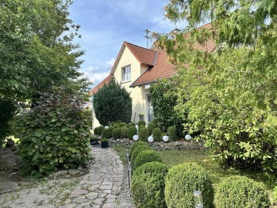 Hochwertiges Zweifamilienhaus mit großem Grundstück