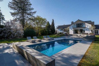 Einzigartige Luxusvilla mitten im Grünen. Pool, Kamin, Traumgarten und höchste Privatsphäre