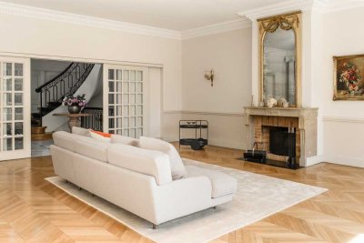 Imposante Villa im französischen Stil mit separatem Gästetrakt, Spa, 3 Kaminen und Parkgrundstück