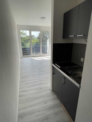 -Rossellit Immobilien- Freie, renovierte 1 Zimmerwohnung inkl. TG Stellplatz und Keller