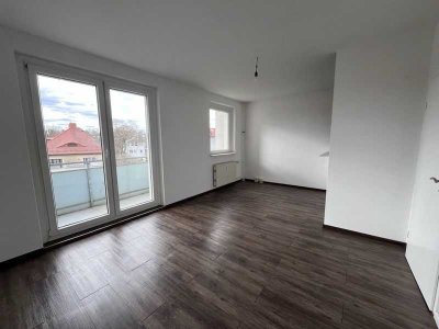 Helle 3-RW - Wohnzimmer mit offener Küche -  Balkon - Bad mit Wanne - Aufzug - PKW-Stellplatz