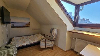 SOFORT BEZUGSFREI - Dachgeschosswohnung - perfekt für Single - Teilmöbliert