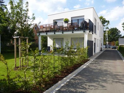 Gartenwohnung  - Neubau: Hochwertige, lichtdurchflutete 3-Zimmer Wohnung eines 2-Familienhauses.