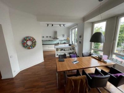 Stilvolle 5-Zimmer-Altbauwohnung mit Balkon, Aufzug und Designerambiente in Düsseldorf-Zoo