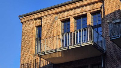 Helles, großes, modernes Loft mit Balkon in Wassernähe