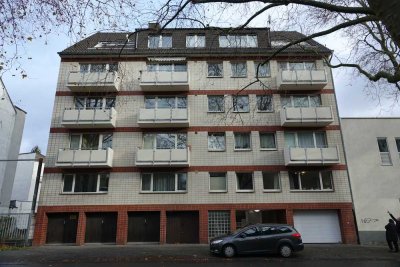 Köln, Erstbezug nach Komplettsanierung, 3-Zi- Whg, 4. OG, Balkon, Parkett, Aufzug