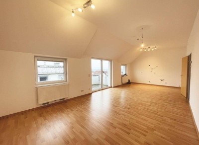 Charmante Dachgeschosswohnung mit 3 Zimmern &amp; Balkon – Wohnen mit Weitblick