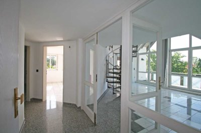 Moderne und lichtdurchflutete 3,5-Zi-Galerie-Wohnung mit Südbalkon in ruhiger Lage von Lagerlechfeld