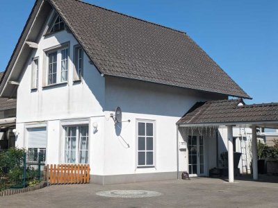 *** Großzügige Dachgeschoss- Eigentumswohnung mit Dachterrasse und Carport !***
