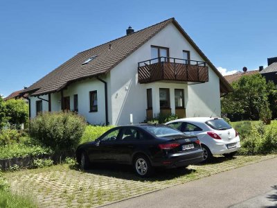 Helle und ruhige 3-Zimmer-DG-Wohnung in 2-Fam.-Haus mit großem Balkon und EBK in Göppingen-Manzen