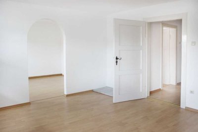 Gepflegte + sanierte 65 m2 große 2-Zimmer Wohnung mit EBK, zentral in Riedering