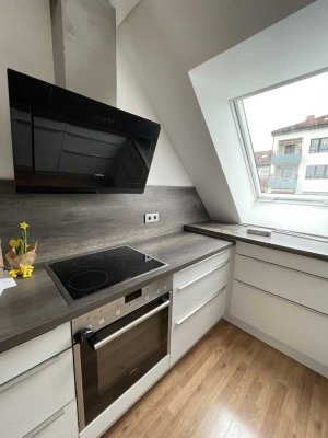 Helle, geräumige Wohnung mit Balkon & Küche direkt am Lech (inkl. Stellplatz)