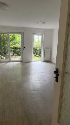 Helle 2-Zimmer Wohnung mit eigenem Garten & Aufzug im Erdgeschoss - befristet zu vereinbaren