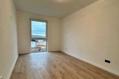 Kernsanierte 2,5 -Zimmer Wohnung mit bodentiefen Fenstern und Einbauküche