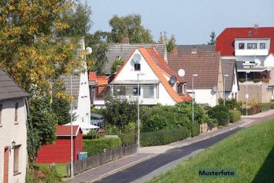 Einfamilienhaus mit Garagengebäude
