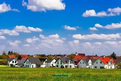 Solides Zweifamilienhaus aus den 1970er-Jahren mit Doppelgarage und Landwirtschaftsflächen
