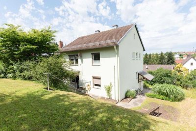 Bitte Wachküssen! Renovierungsbedürftige Doppelhaushälfte mit herrlichem Garten