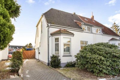 Bremen-Osterholz: Großzügige Doppelhaushälfte mit weitläufigem Grundstück und viel Potenzial