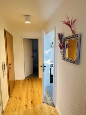 Exklusive, modernisierte 1-Raum-DG-Wohnung mit geh. Innenausstattung mit Balkon und EBK