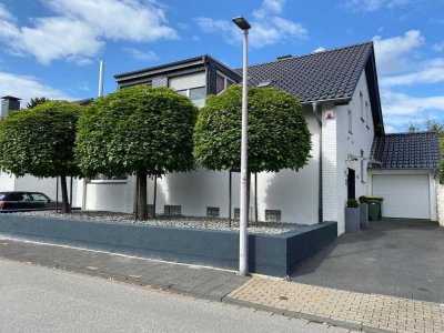 Freistehendes Ein,-bis Zweifamilienhaus in Bestlage, 200 qm Wohnfläche, großer Garten und 2 Garagen