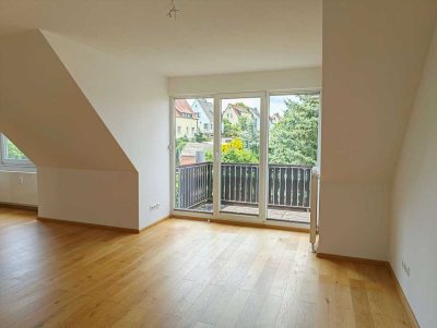 Bezugsfreie 3-Zimmer-Dachgeschosswohnung mit Westbalkon, EBK und Tiefgaragenstellplatz