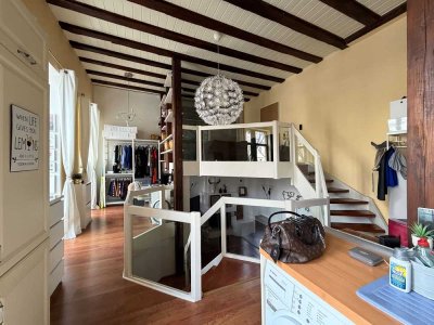 „Le Caveau“ – außergewöhnliche Split-Level-Altbauwohnung mit Kamin und Erker