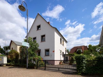 Für Großfamilien – mit acht Zimmern und schön eingewachsenem Garten
