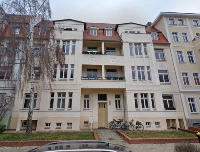 Ansprechende 2-Zimmer-Hochparterre-Wohnung mit Balkon und Einbauküche in Magdeburg