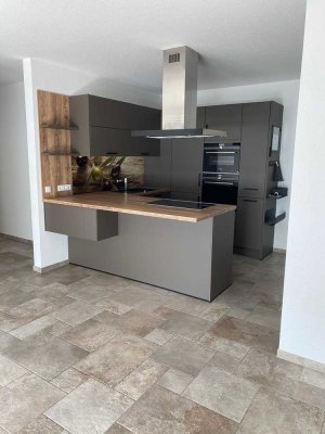 Moderne 3-Zimmer-Wohnung mit Balkon und Carport