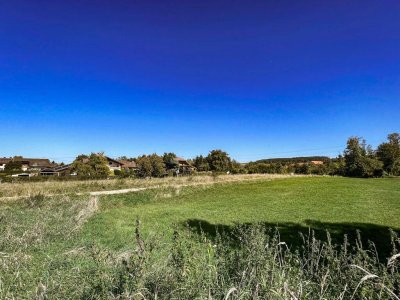 „Uferharmonie: Moderne Doppelhäuser im Grünen zwischen Aurolzmünster und Utzenaich“