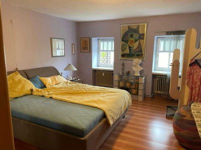 Altbauwohnung am Marktplatz mit zusätzlichen kostenlosen 30m² Dachgeschossatelier