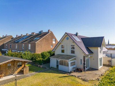 Travemünde: moderne DHH mit viel Platz + top Energieeffizienz