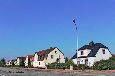 L-förmiges Zweifamilienhaus mit Gartenidylle, Biotop und Doppel-Carport