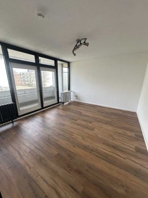Sanierte 2 Zimmer Wohnung mit Balkon und EBK