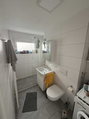 Geschmackvolle 2-Zimmer-EG-Wohnung mit Balkon (inkl. Tiefgarage) in Höchberg