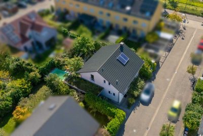 Frei stehendes KfW-40 Haus mit Pool und Garten in Neureut-Kirchfeld