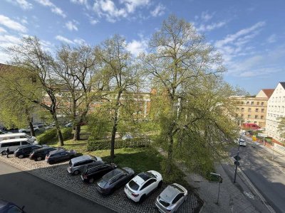 FRISCH RENOVIERT! Gemütliche, helle 1-Raumwohnung mit halboffener Küche & modernem Bad mit Dusche!