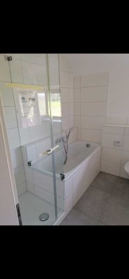 Stilvolle, geräumige und vollständig renovierte 2,5-Zimmer-Wohnung mit Balkon und EBK in Gebersheim