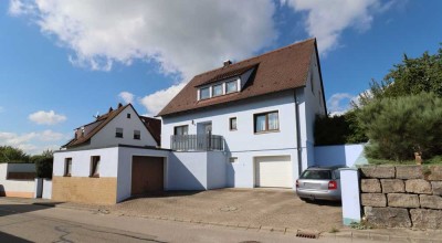 Wohnen auf dem Land - Großzügiges Zweifamilienhaus mit 2 Garagen und gepflegtem Garten