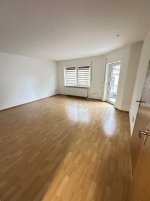 Gepflegte 2-Zimmer-Wohnung mit Balkon und Einbauküche in ruhiger Lage