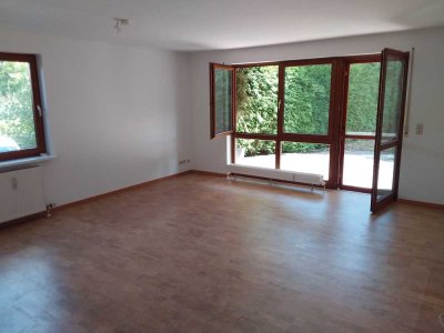 Geschmackvolle, gepflegte 2-Zimmer-Erdgeschosswohnung mit EBK, Terrasse & TG in Weinbergnähe