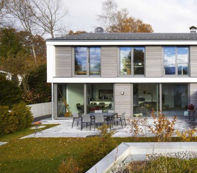 4-Zimmer-Doppelhaushälfte mit luxuriöser Innenausstattung, EBK und zwei Tiefgaragenstellplätzen