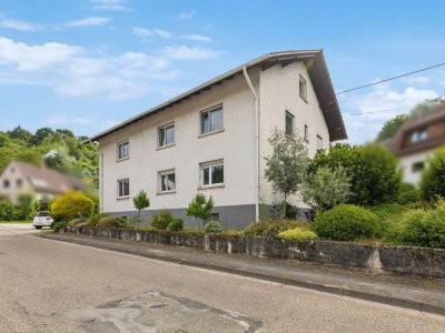 Charmantes Zweifamilienhaus mit großem Grundstück mit Ausbaupotenzial in Gaggenau