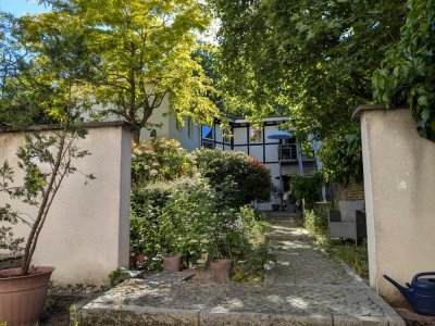 Grüne Oase in der Stadt: Loft-Wohnung mit luxuriöser Innenausstattung mit Garten