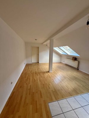 Helle Dachgeschosswohnung mit 3 Zimmern, Stadtmitte