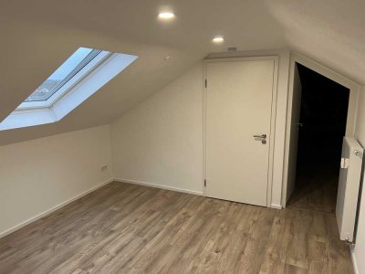 Ansprechende 3-Zimmer-DG-Wohnung mit gehobener Ausstattung mit Balkon und EBK in Hösbach Rottenberg