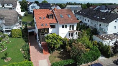 Helle Doppelhaushälfte mit Wintergarten und Einliegerwohnung in familienfreundlicher Lage