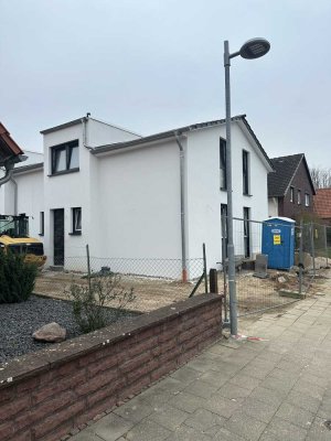 Erstbezug: Attraktive 4-Zimmer-Doppelhaushälfte in Essinghausen Peine